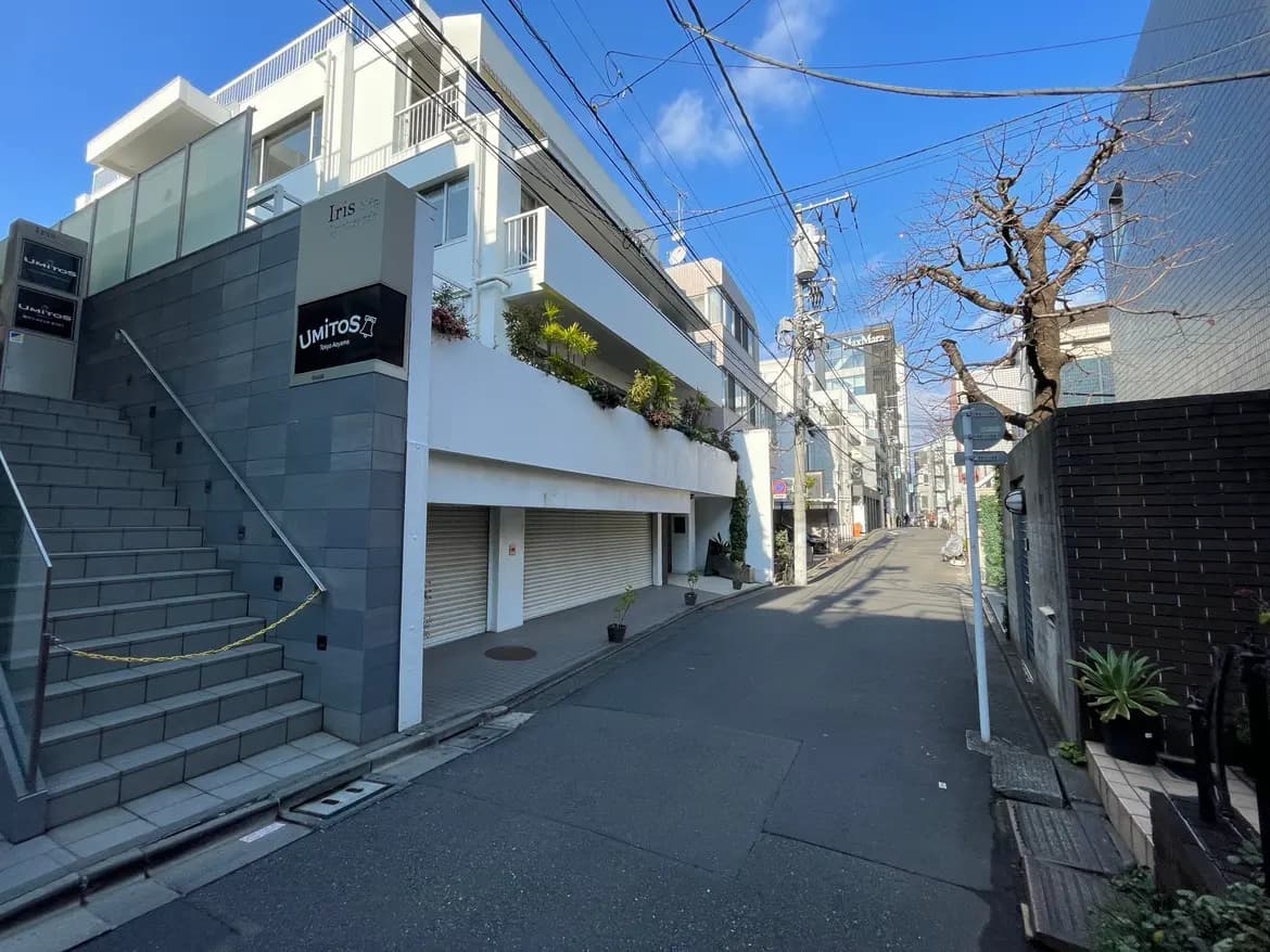 現代的な建築のオフィスビルと隣接する歩道、晴れた日の都市風景