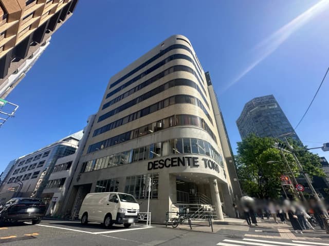 デサント東京の外観と周辺環境、晴れた日の青空とビルの風景