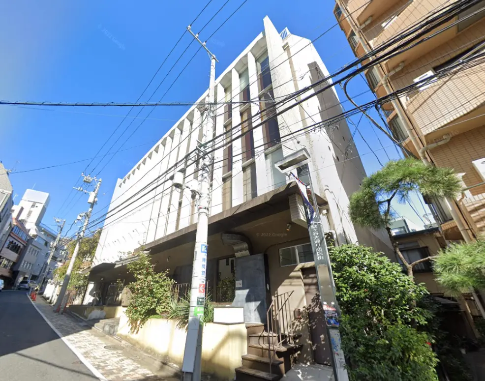 日本の都市風景、モダンな建築様式のビル、青空と電柱が並ぶ通り