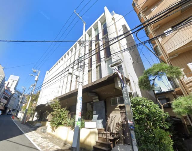 日本の都市風景、モダンな建築様式のビル、青空と電柱が並ぶ通り