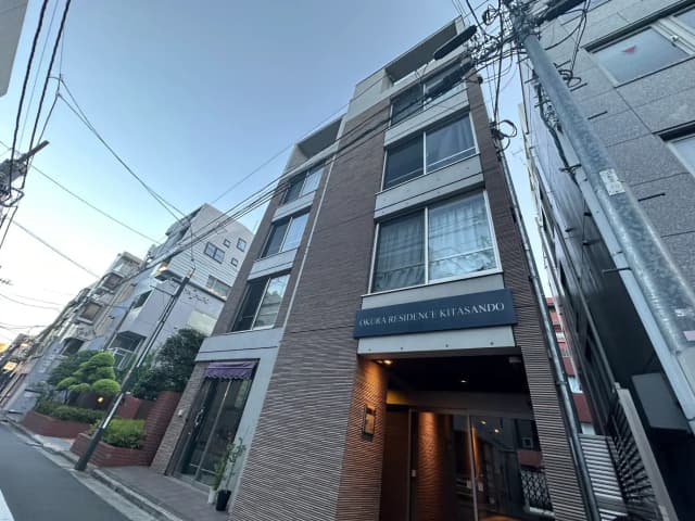 モダンな外観を持つ都会的なマンションの入り口