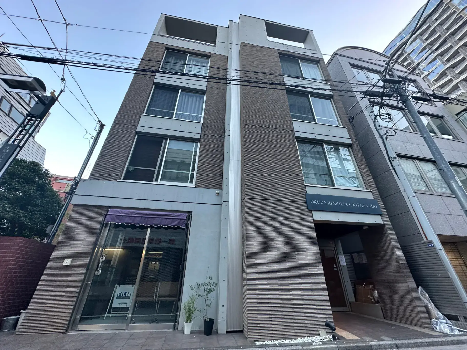 モダンなデザインの都市型マンション外観