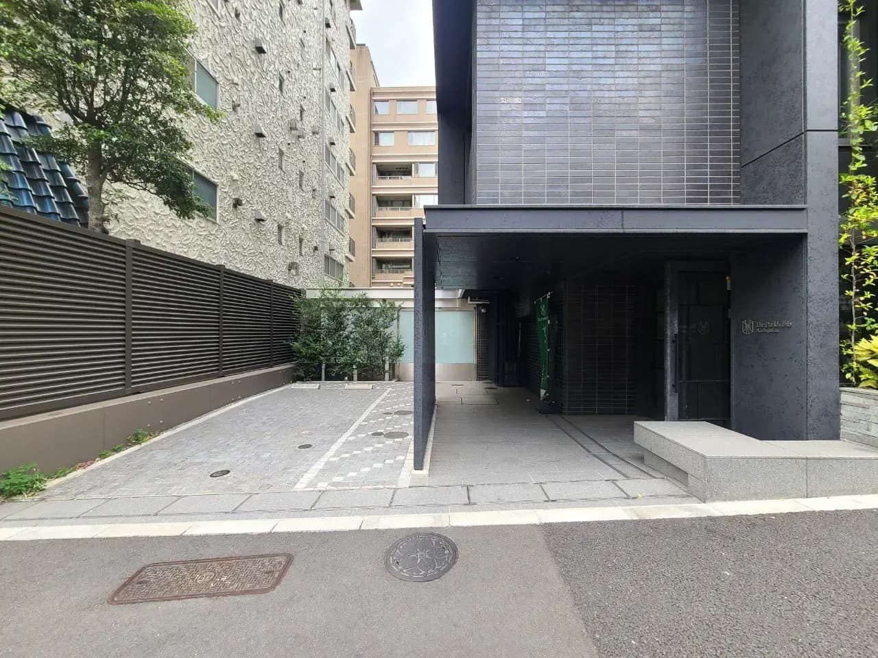 現代的な外観のオフィスビル入り口、都会的なデザインと通りに面した立地
