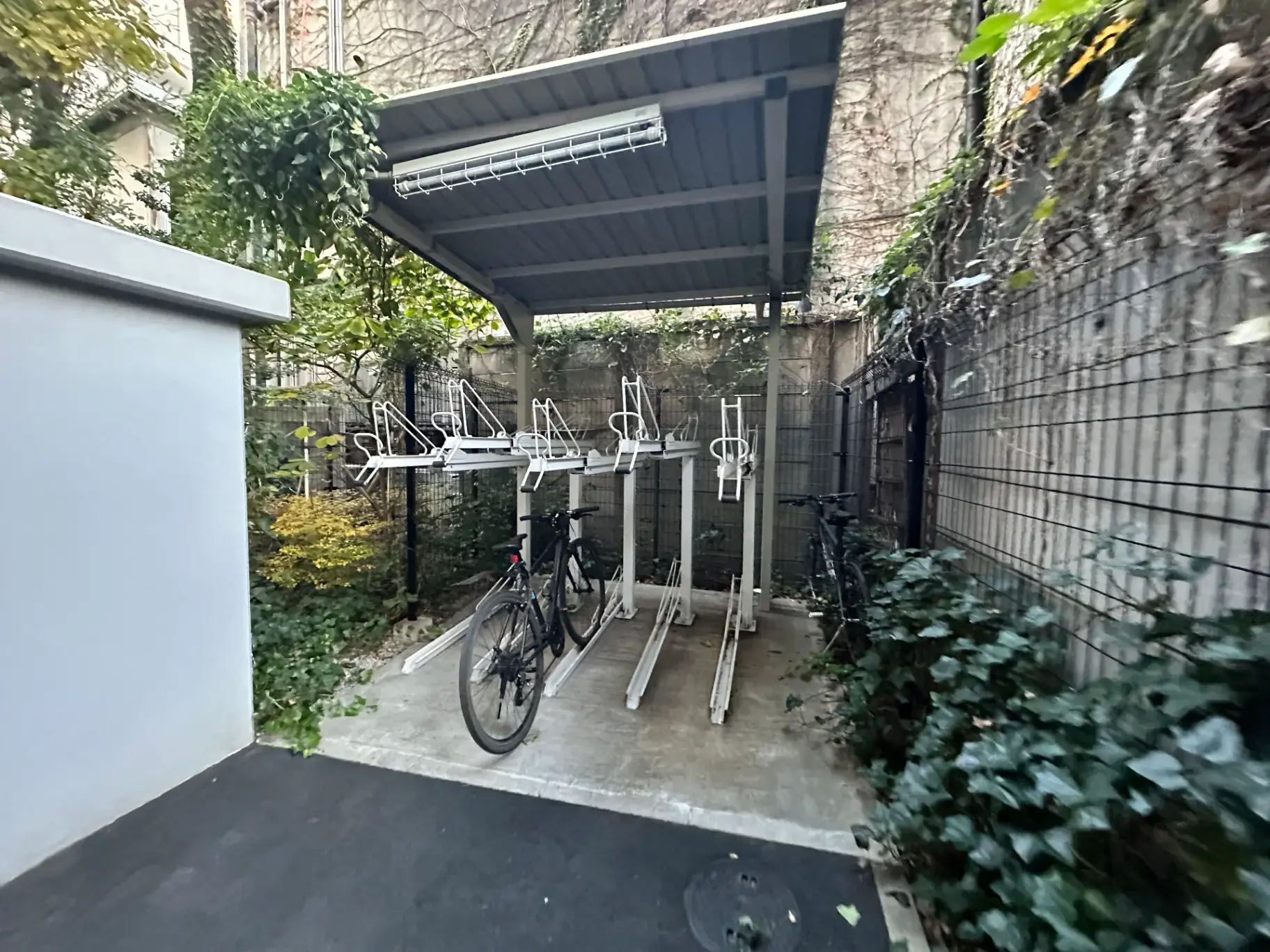屋根付き自転車駐輪場、壁面の緑化、アウトドアパーキングスペース