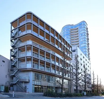 現代的な外観の都市型マンション、クリアな空の下での多階建ての建物とガラス張りの高層ビル