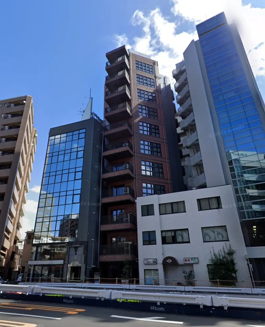 現代的な建築スタイルの都市のオフィスビルとアパートメント、青空の下