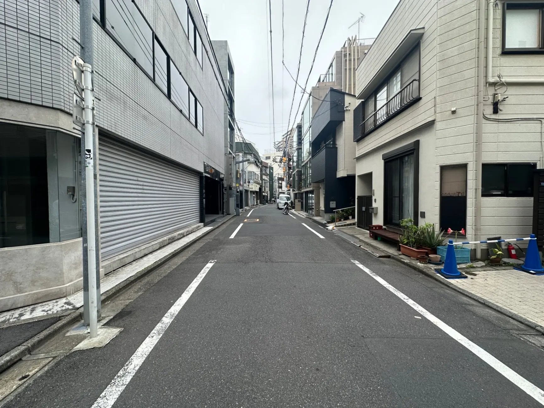 静かな日本の住宅街の通り、モダンな建物と従来のデザインが混在