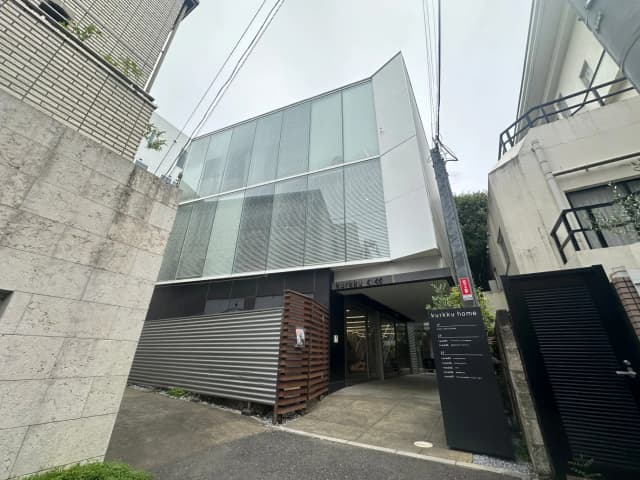 現代的な外観の商業ビル、クリアガラスとコンクリートのファサード、都市の建築デザイン