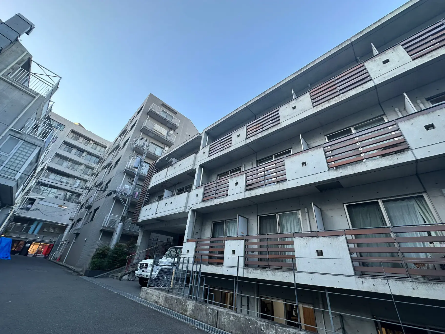 都市のアパート建物、バルコニー付きの外観、日本の住宅事情を反映