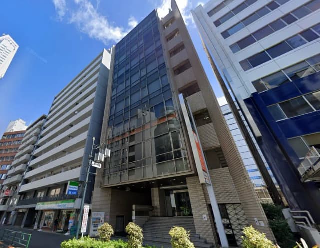 現代的なビル群が立ち並ぶ市街地の景観、晴れた日の青空と一線を画す建築デザイン