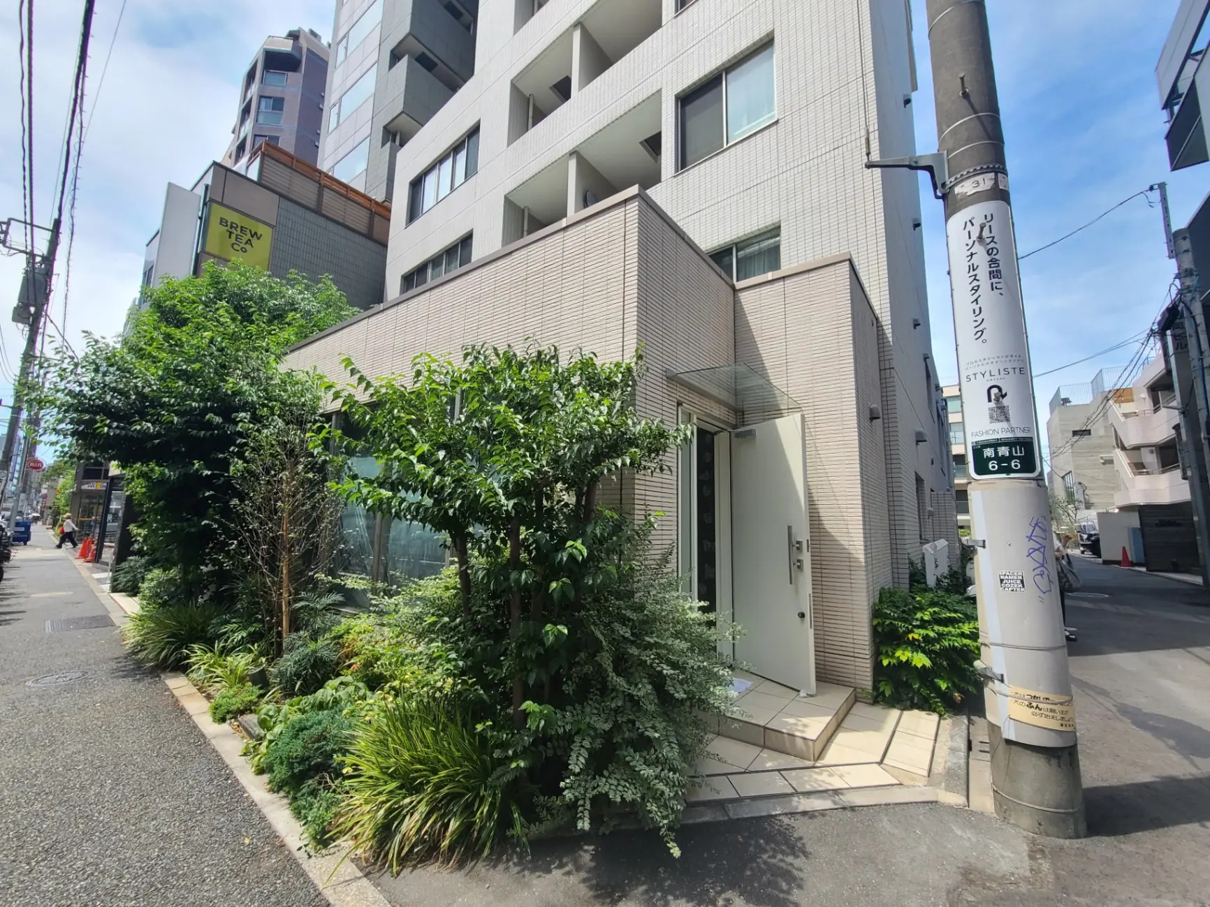 日当たり良好な都市の一角にあるモダンな建築物と緑豊かな庭園デザイン