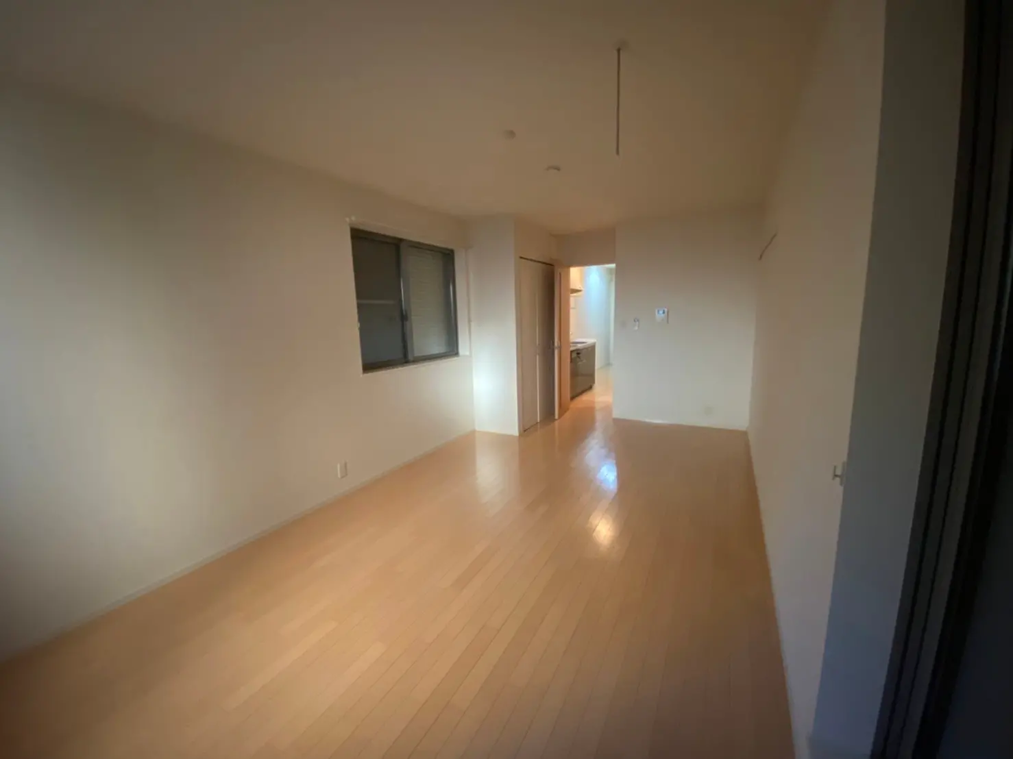 シンプルなデザインの空のリビングルーム、木製フロア、窓からの自然光