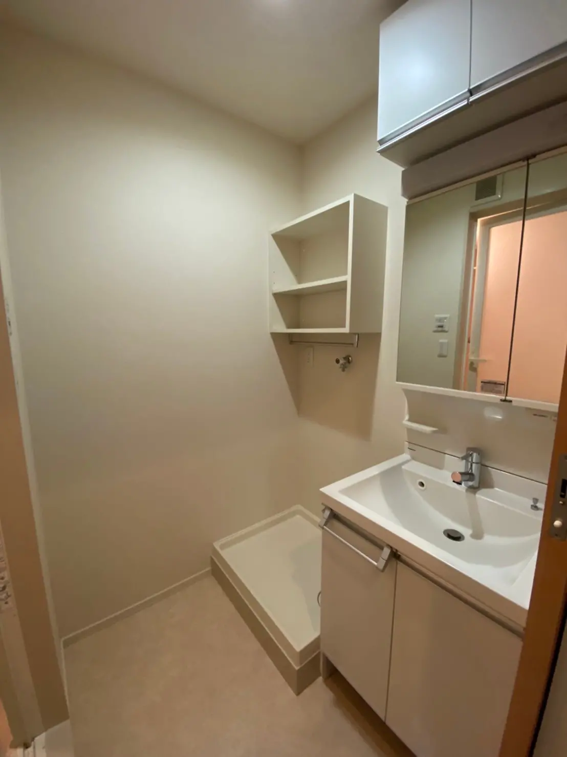 シンプルなデザインの洗面所、収納付き