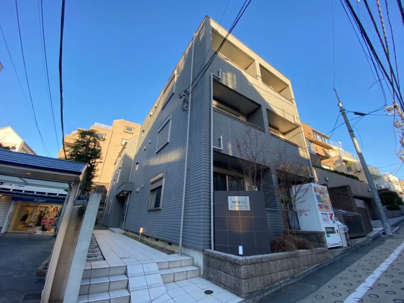 都市型のモダンな外観を持つアパートビル