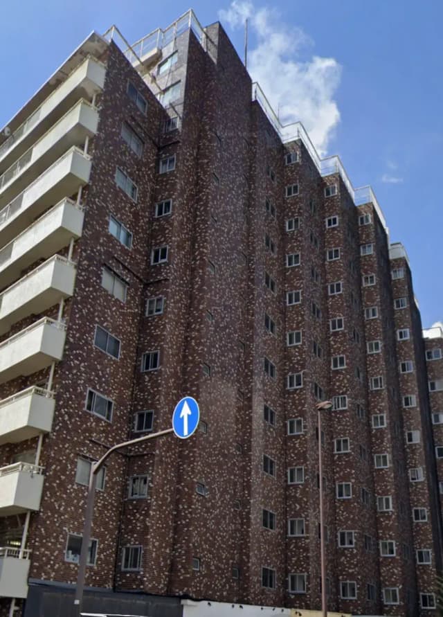 多階層のレンガ調外壁が特徴的なマンション外観