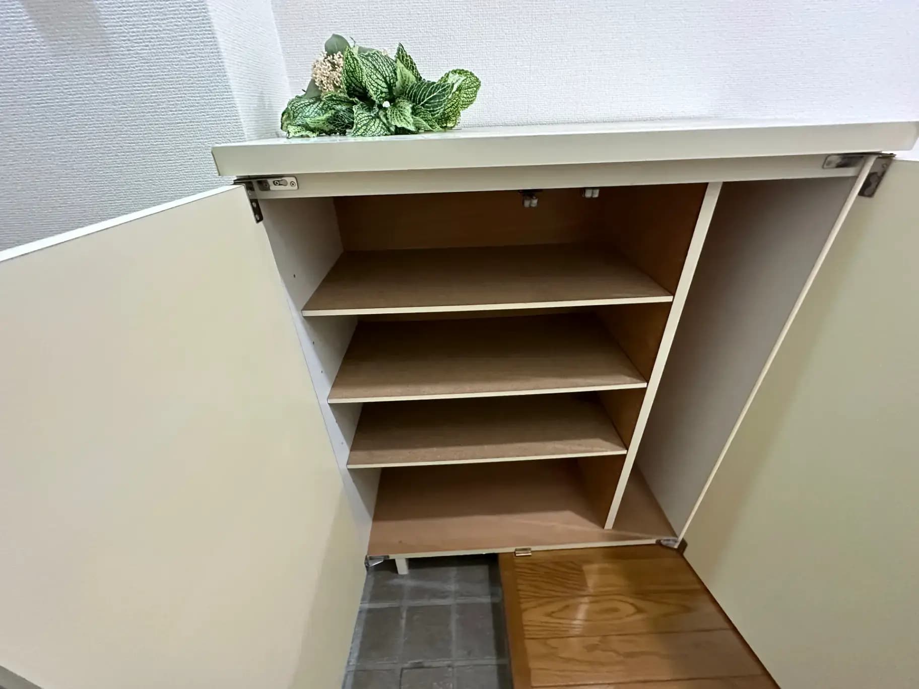 収納力のある壁面収納キャビネット