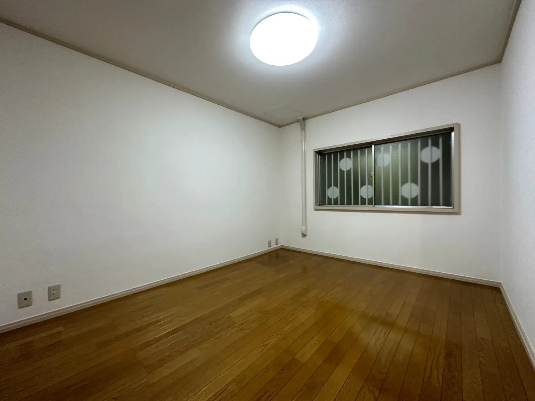 シンプルなデザインの広々とした部屋、明るいフローリング、大型窓付き