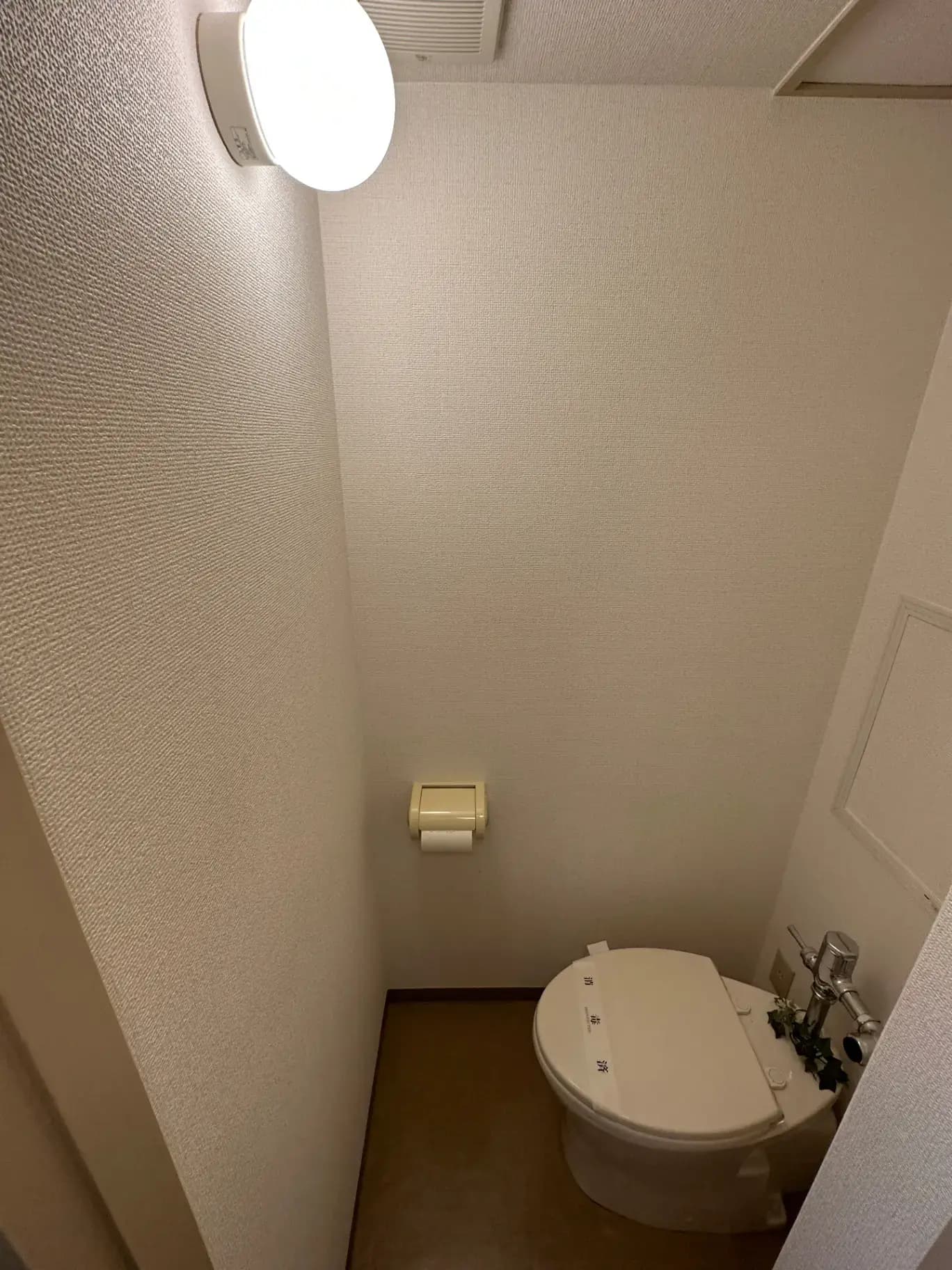 コンパクトなトイレルーム