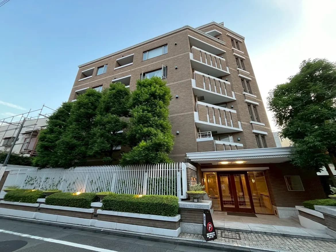 - 鉄筋コンクリート製の高級マンション、モダンな外観、広いバルコニーと豊かな緑に囲まれたエントランス