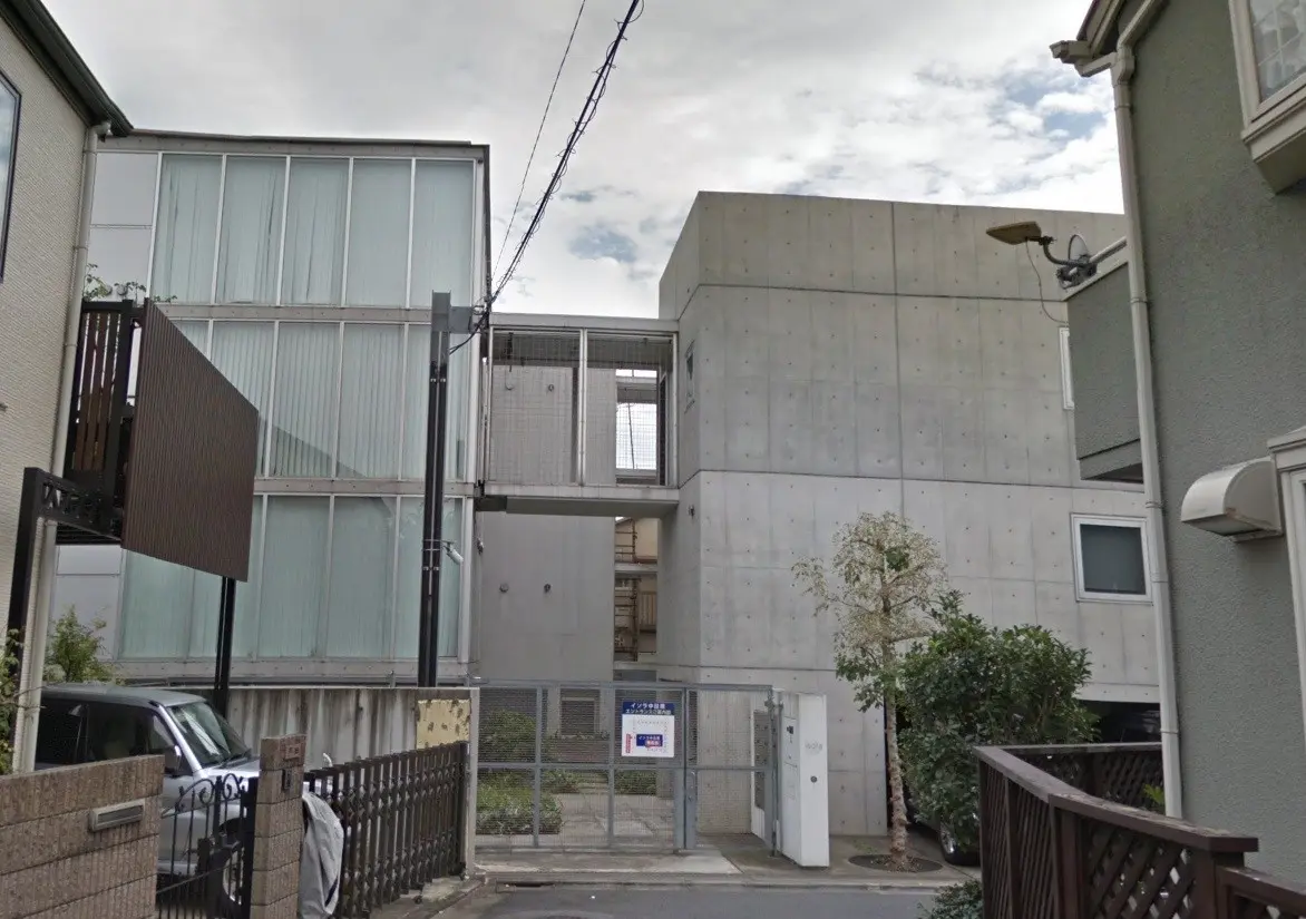 コンクリートとガラスのファサードが特徴的なモダンな都市住宅