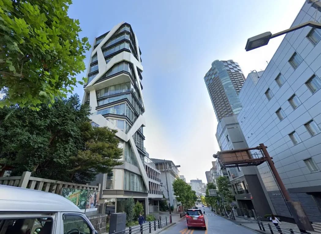 ユニークなデザインの都市近代建築と通り、緑豊かな樹木、晴れた日の街並み