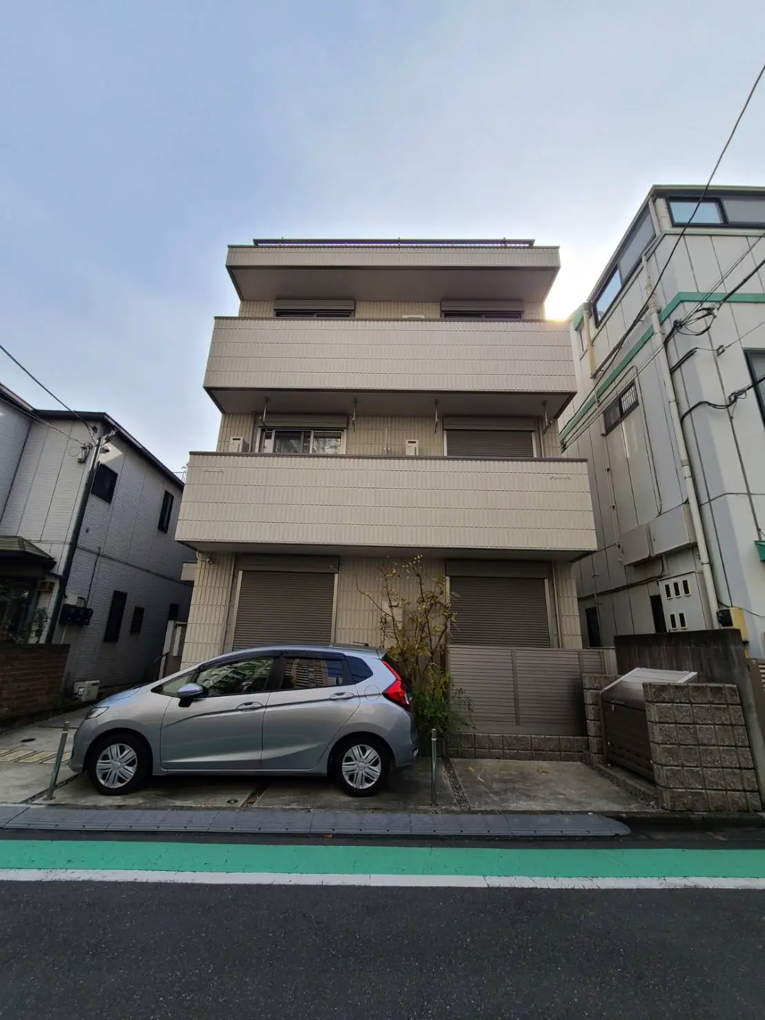 清潔感のあるタイル張りの外観をしたアパートビル