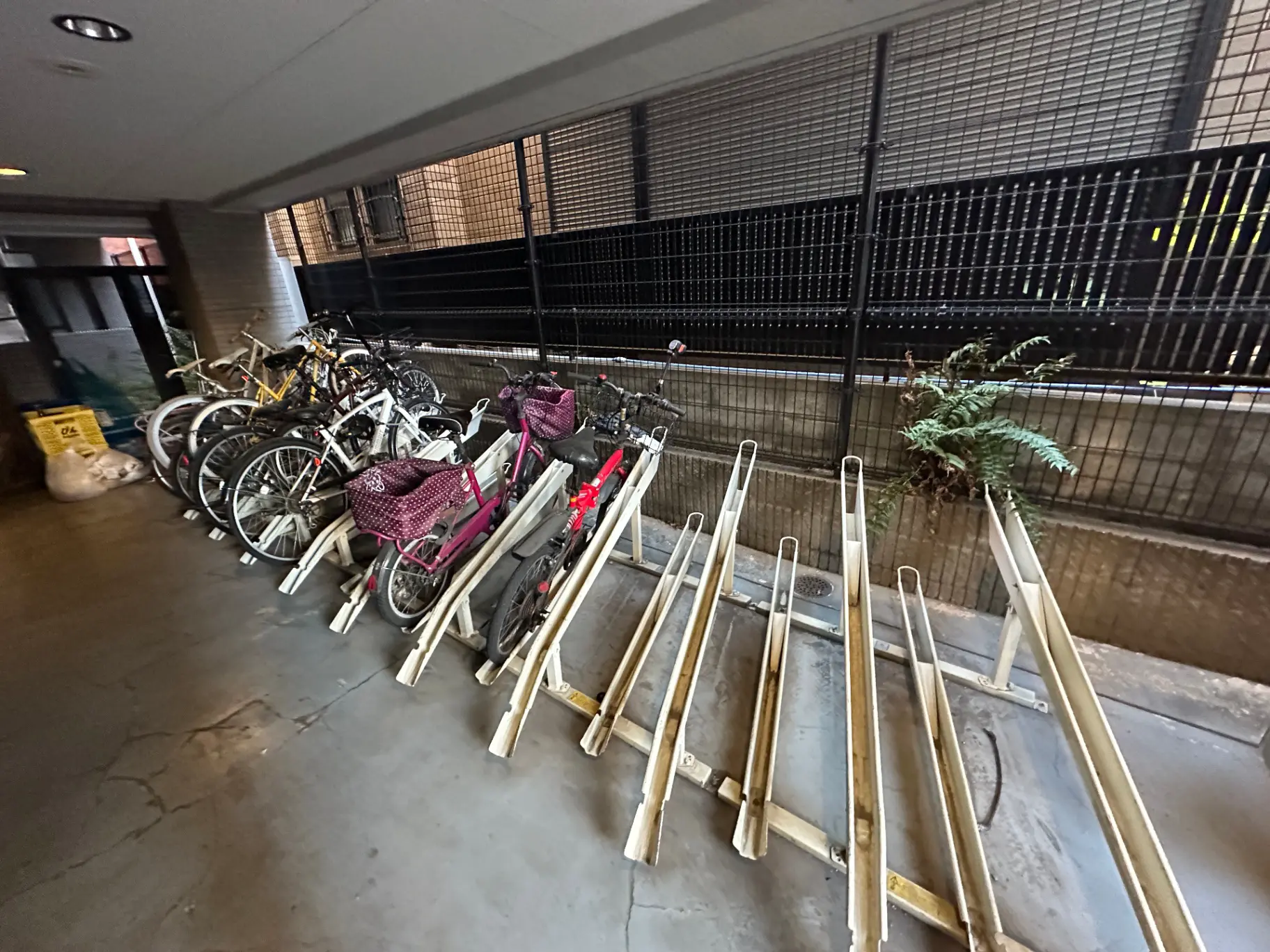建物内の自転車駐輪スペース、壁に囲まれたエリアに数台の自転車が停められている様子