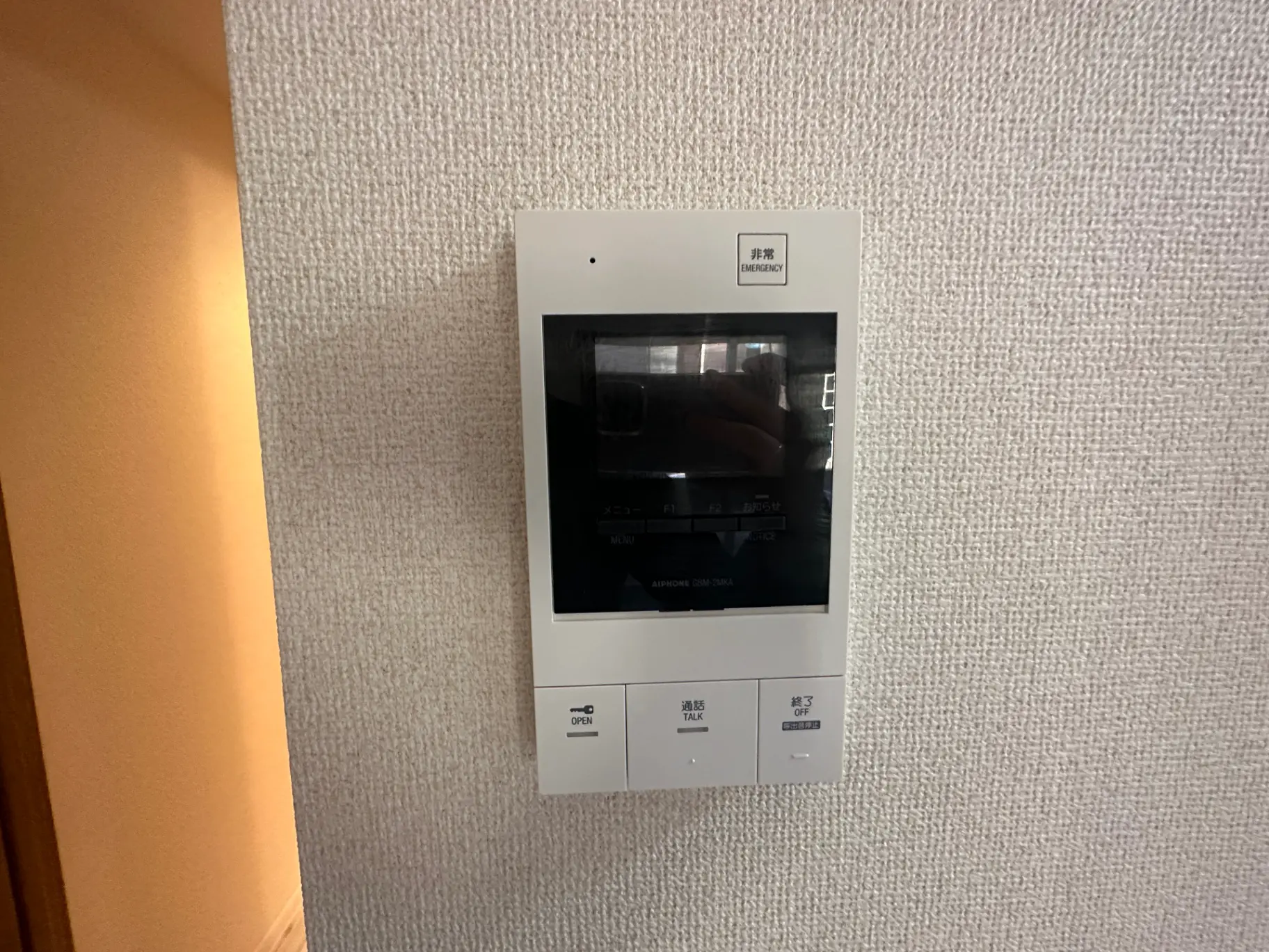 壁に取り付けられたインターホンシステムの画像