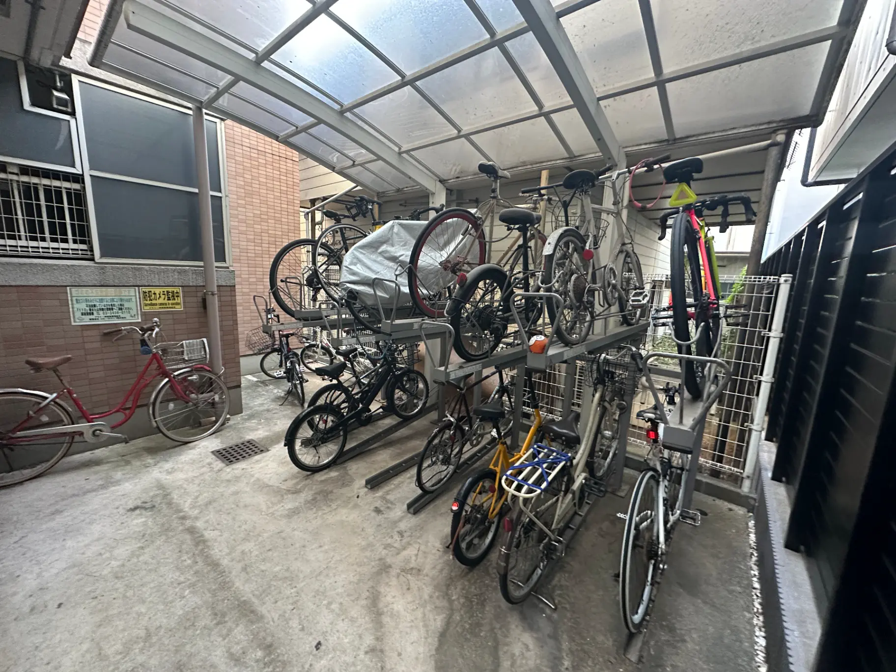 屋根付きの自転車駐輪場に整理された多種多様な自転車、都市環境の交通手段