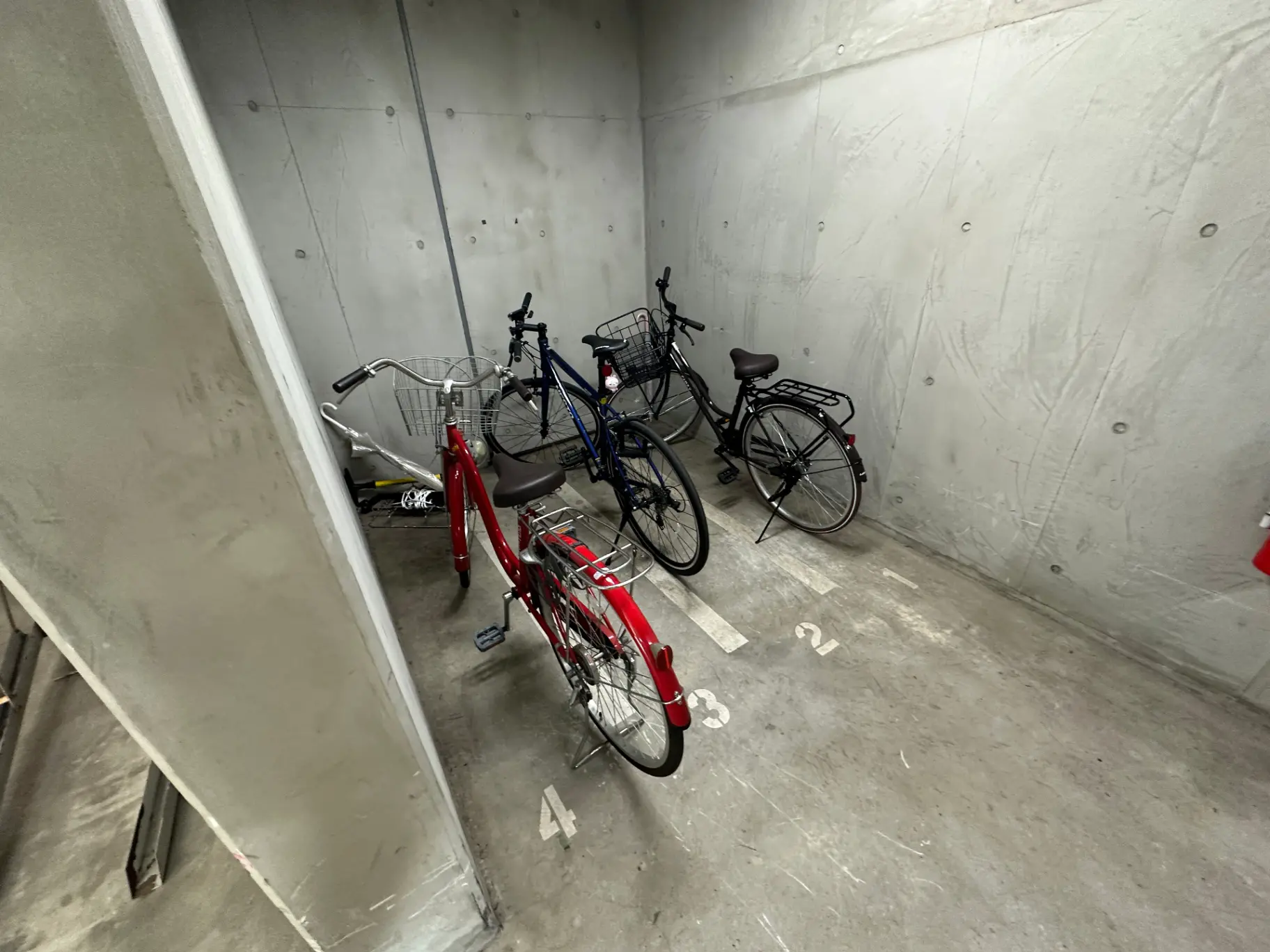 コンクリート打ちっぱなしの壁が特徴的な自転車置場
