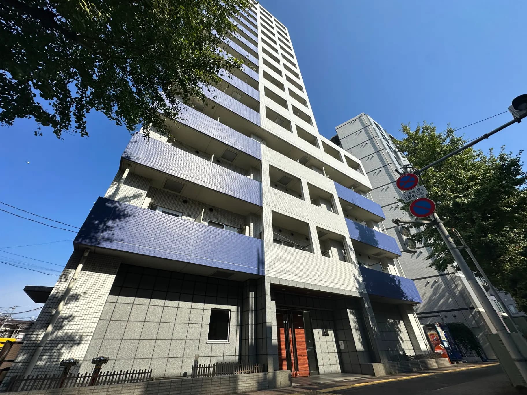 モザイクタイルが印象的なモダンなマンションの外観