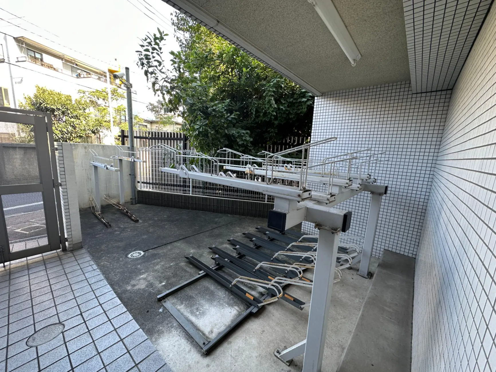 広々とした屋外ランドリースペースと自転車駐輪場があるエントランス
