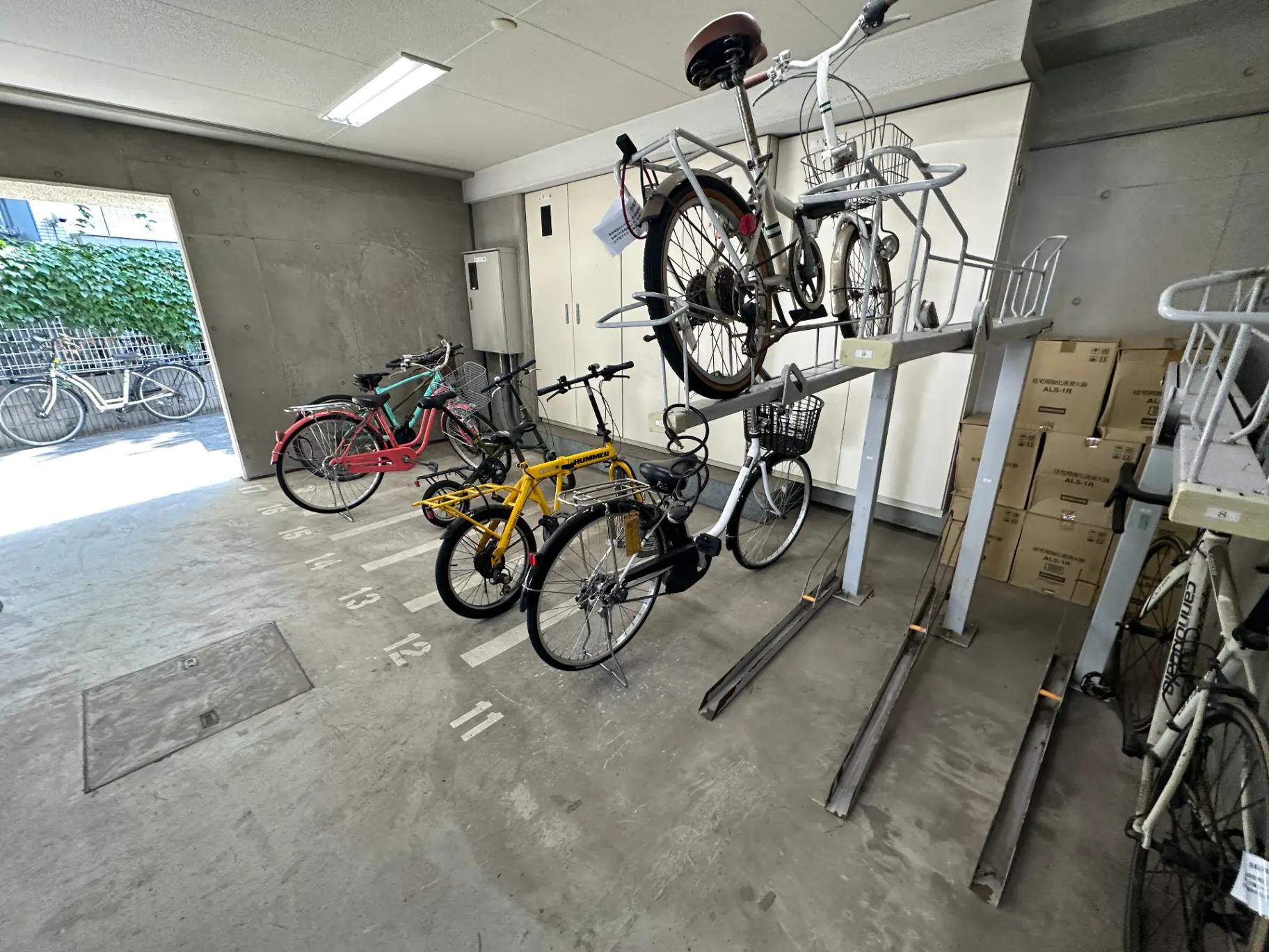 自転車置き場が整備された室内駐輪スペース