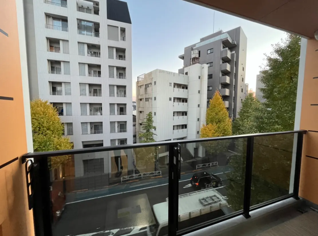 都市のマンションのバルコニーから見える秋の景色、周辺の建物と道路