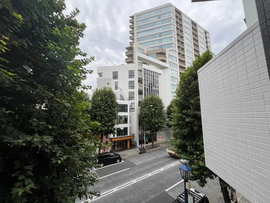 都市の風景、高層ビルと新緑の木々、クリアな天気の日