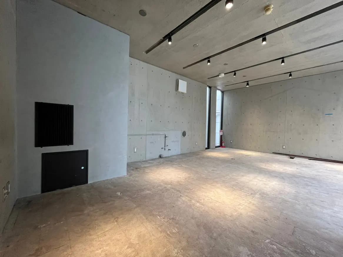未完成で広々とした内装のコンクリート打ちっぱなしの部屋、店舗やオフィスのリノベーションに適したスペース