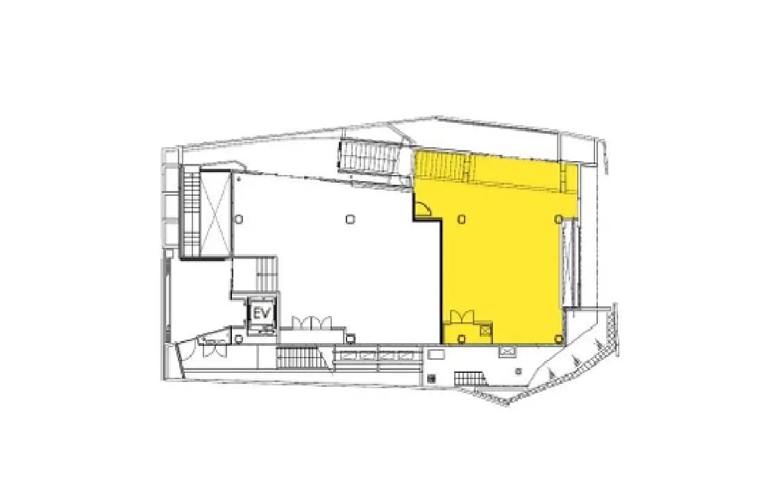 建築設計図面、黄色で強調表示されたリビングスペース、エレベーターと階段の配置が見えるフロアプラン