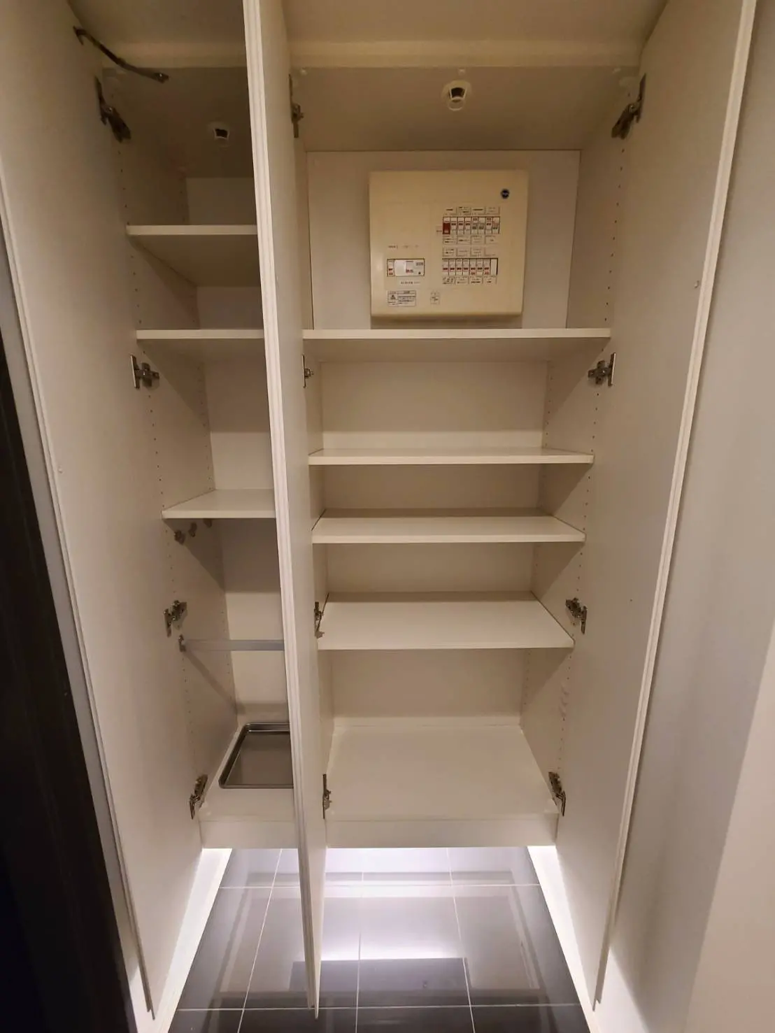 家庭用組み込み式収納棚、取り付け前の空の状態、電気配線パネル付き