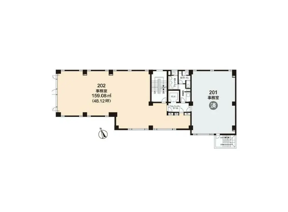 明確な間取り図が示された広々としたマンションのユニット、部屋のサイズとレイアウトの詳細が記載されています