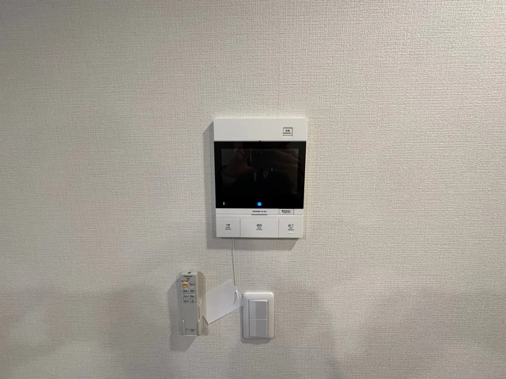 モダンなインターホン設備が備わった壁