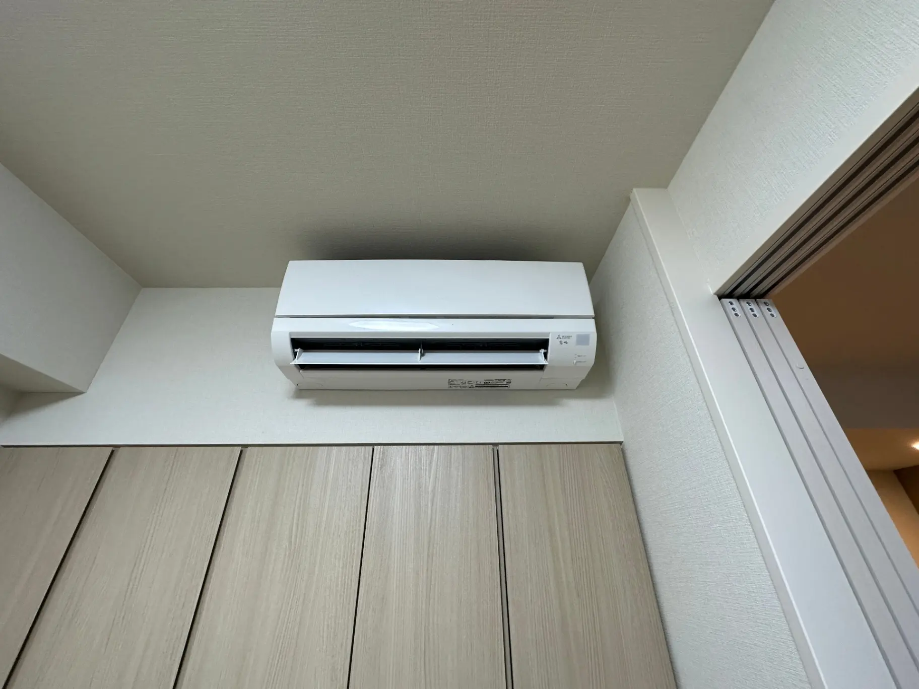 壁掛けエアコンが設置された清潔感のある室内