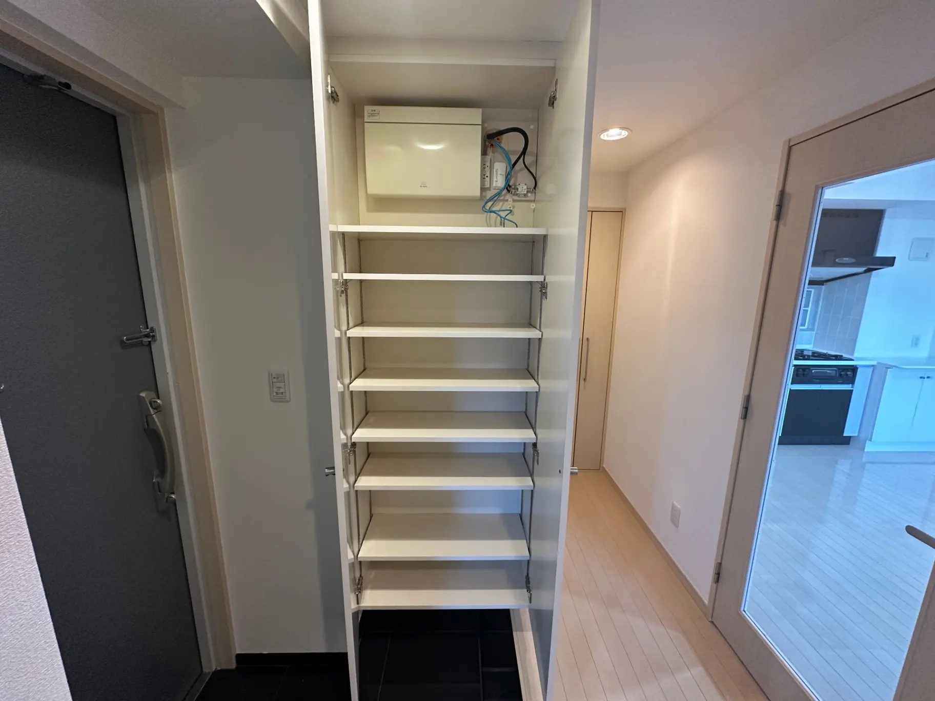 多目的な収納棚付きの玄関ホール