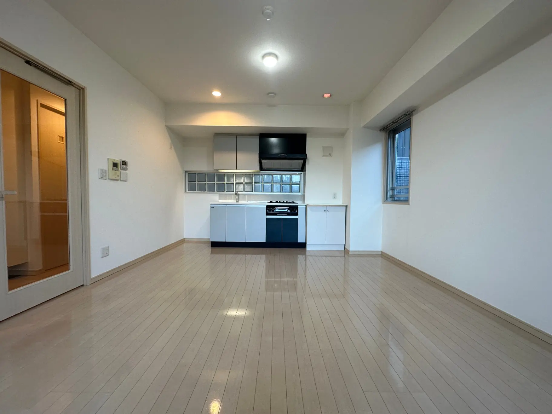 清潔感のある明るい一室、システムキッチン付き