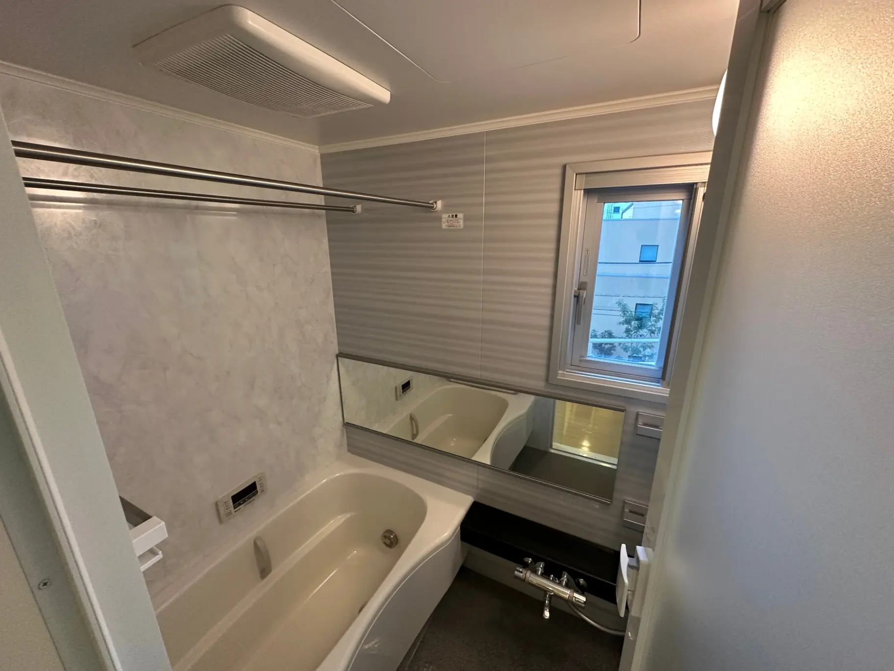 モダンなデザインのバスルーム、独立したシャワー室を備えた清潔感のある空間