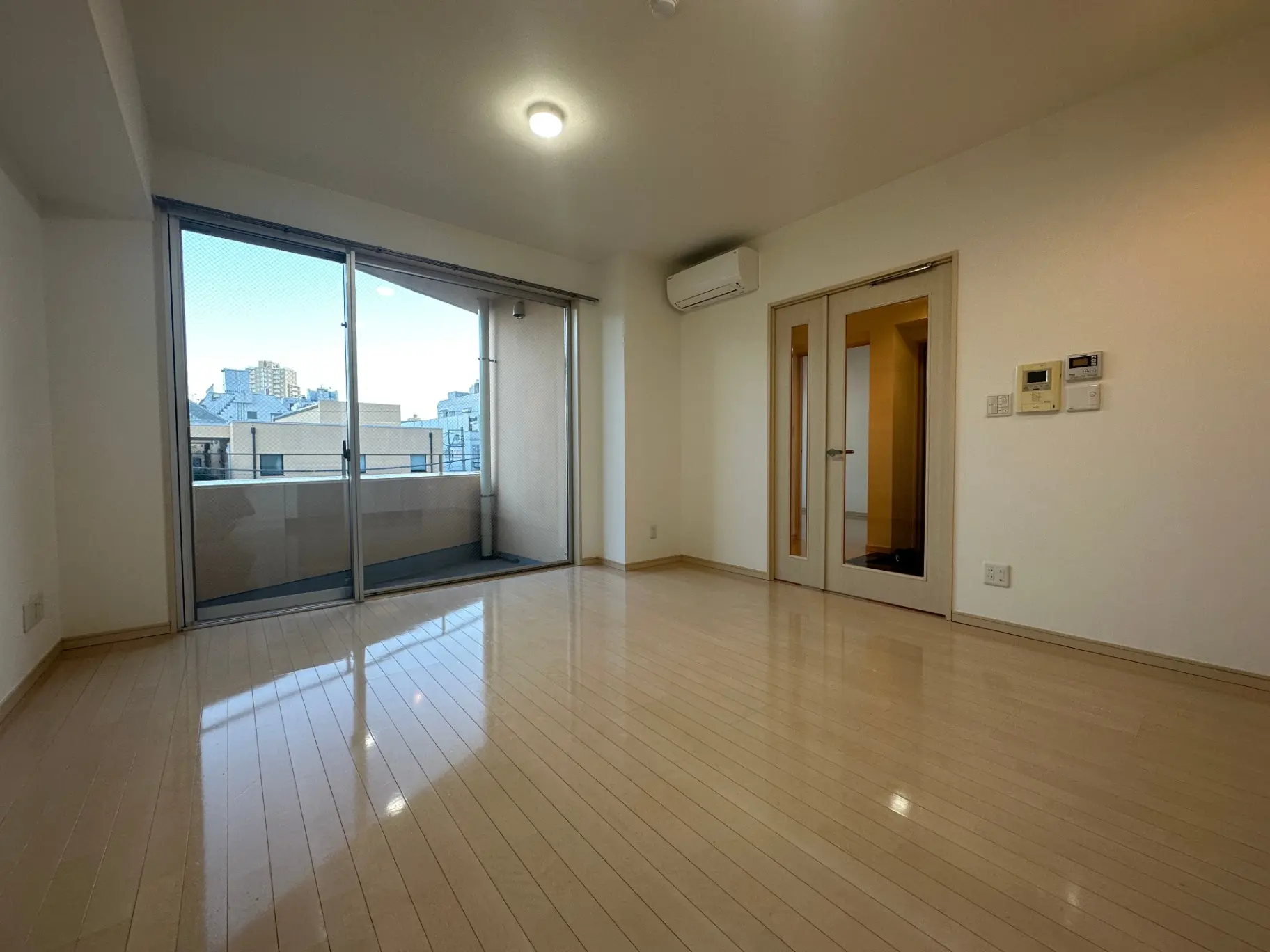 日当たりの良い広々としたリビングとバルコニー付きのお部屋