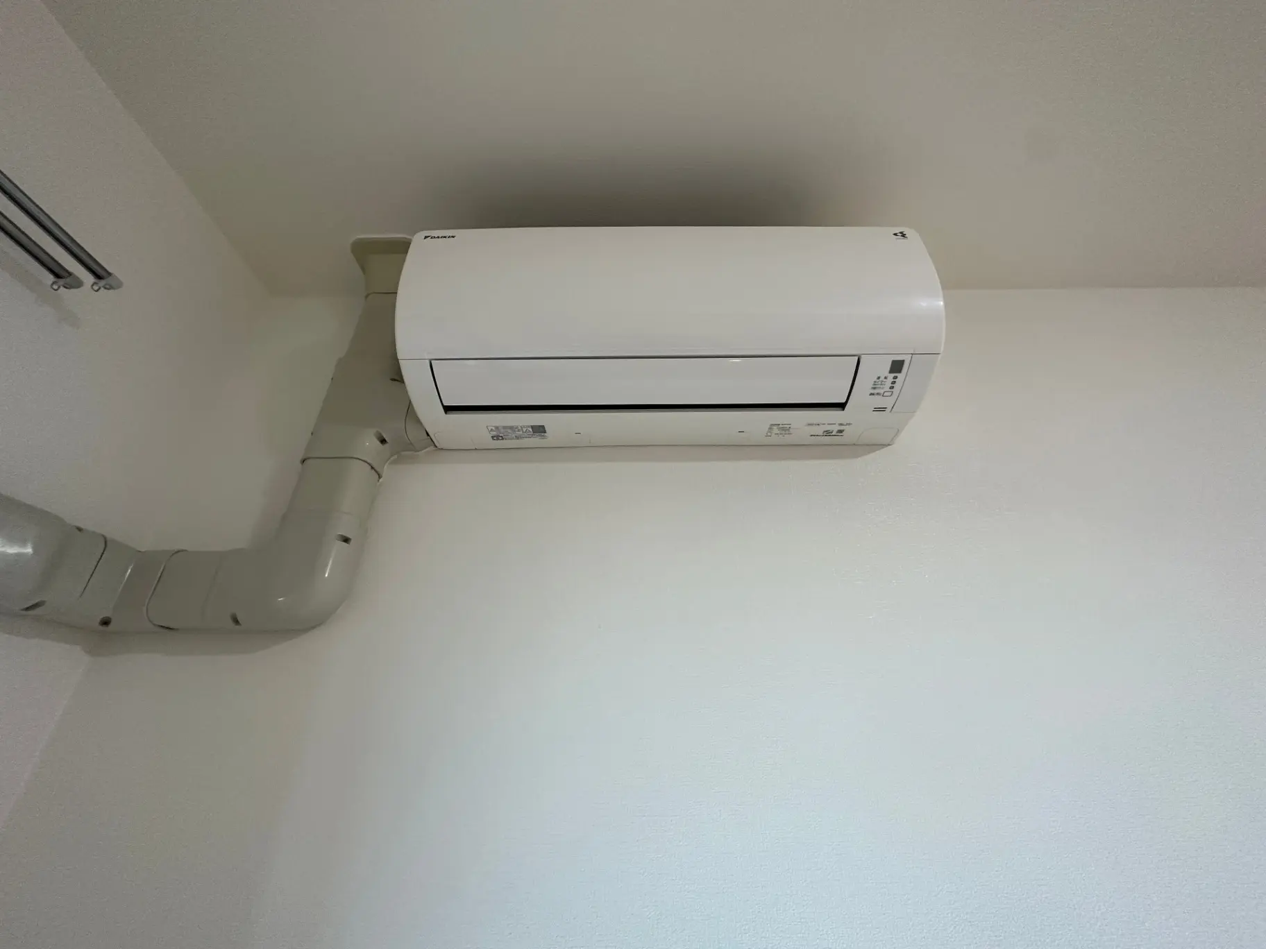 部屋に設置された壁掛けエアコンと配管
