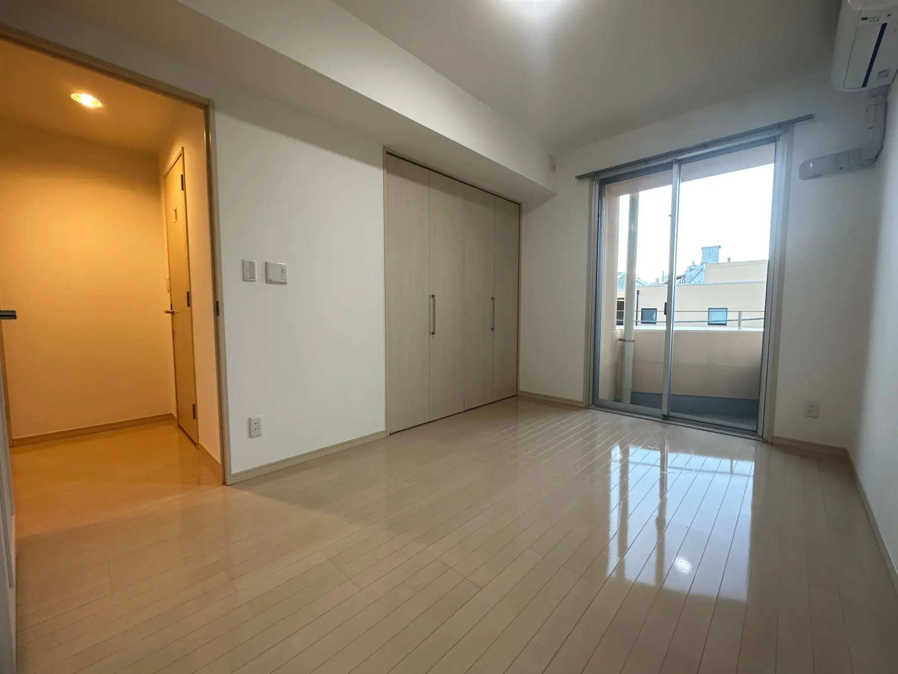 採光が入る明るいリビングと広いバルコニーのあるお部屋