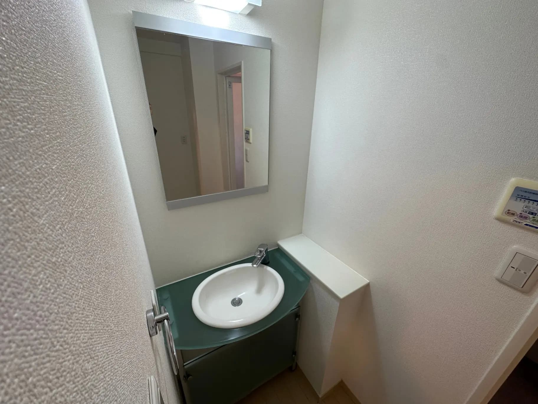 コンパクトな手洗いスペースに大きな鏡付き