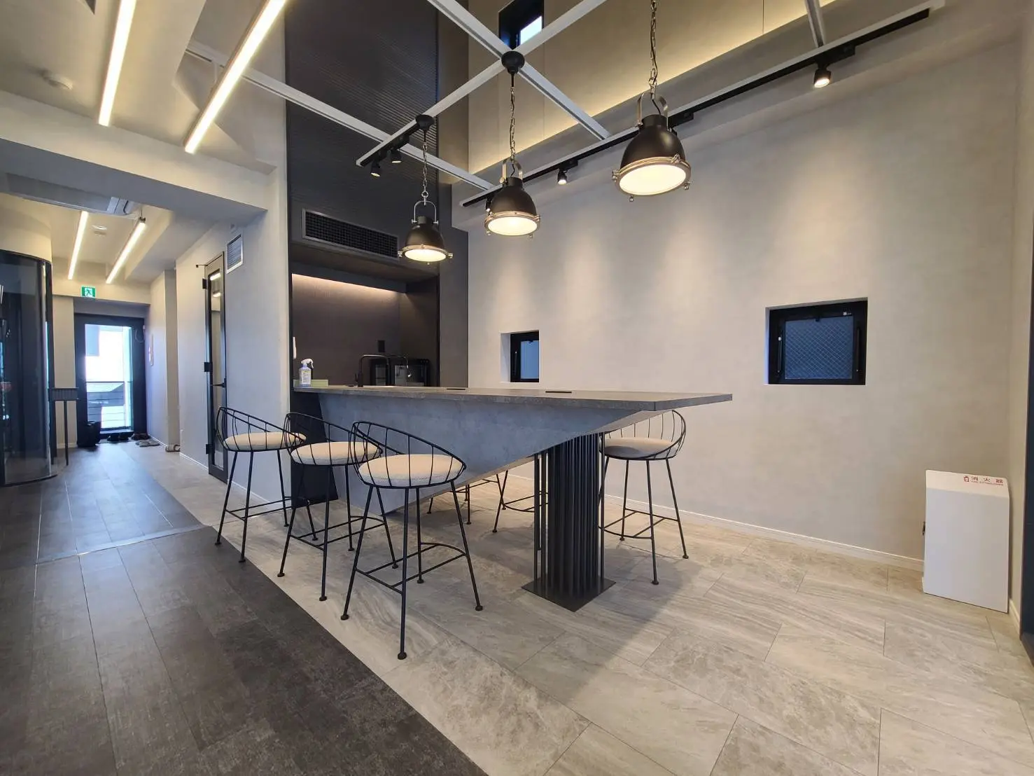 モダンなオフィスの共有スペース、スタイリッシュなインテリアデザインのバーカウンターとバースツール