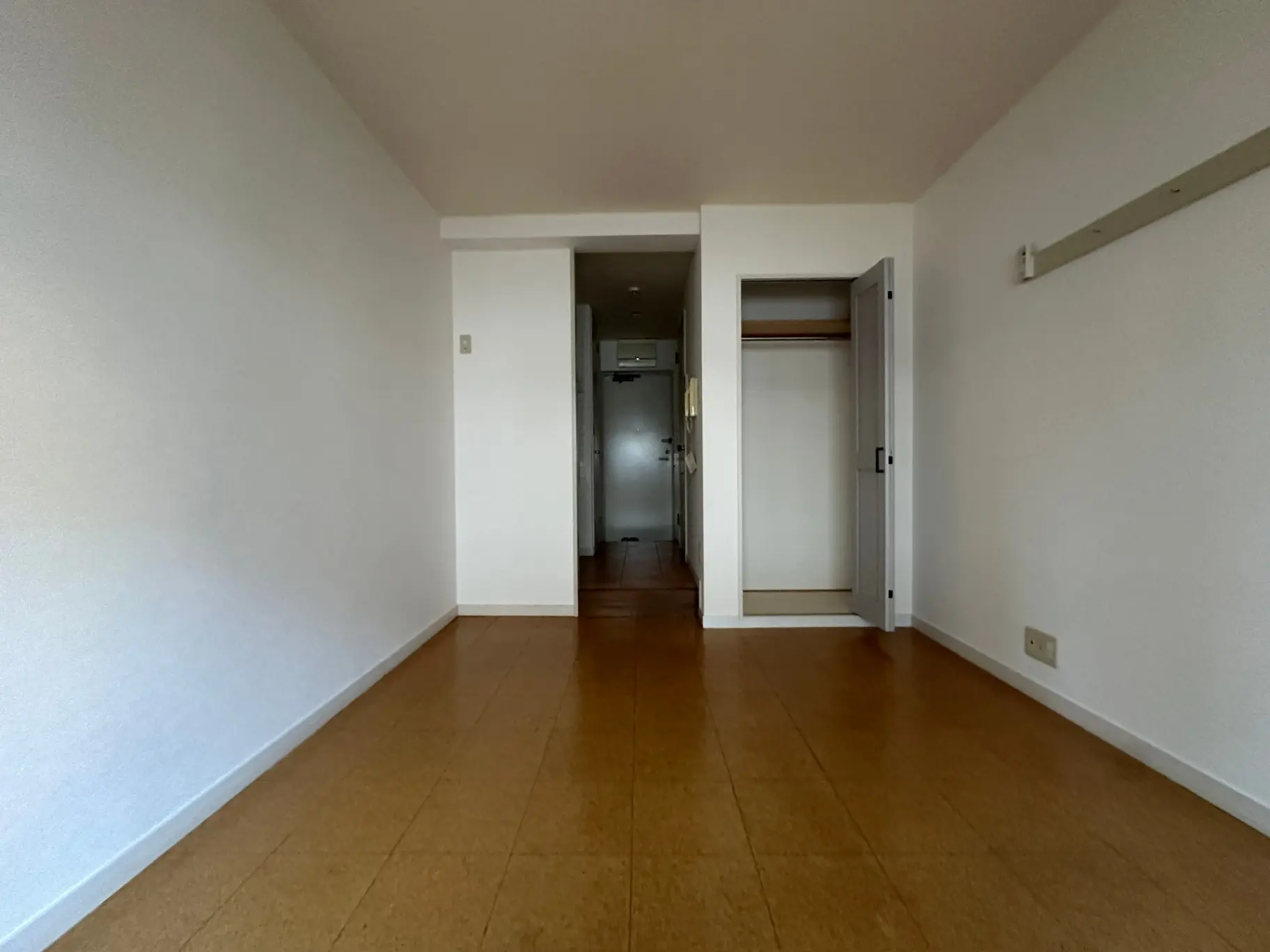 シンプルなデザインの空の部屋、木製フローリング、白い壁、開放感のある広々とした空間
